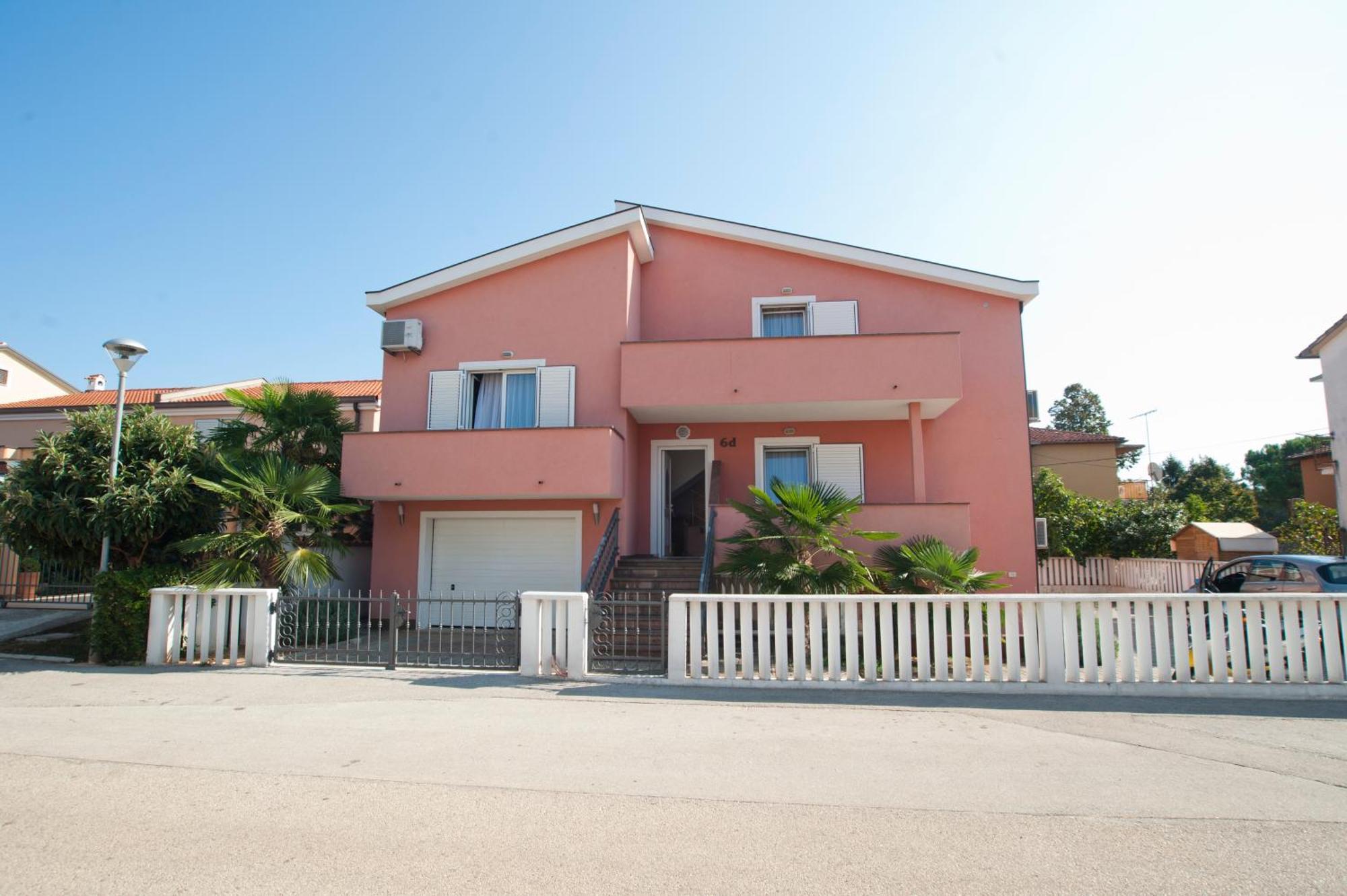 Apartments Maric With Parking Umag Bagian luar foto