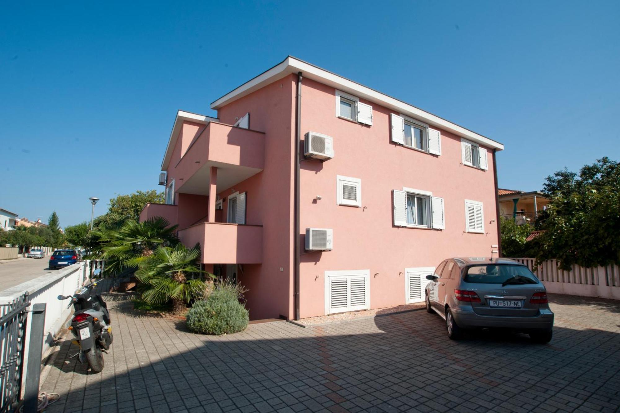 Apartments Maric With Parking Umag Bagian luar foto