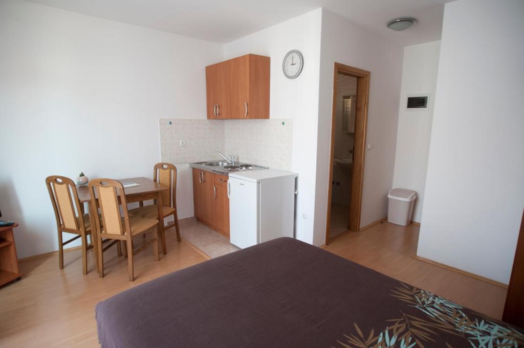 Apartments Maric With Parking Umag Ruang foto